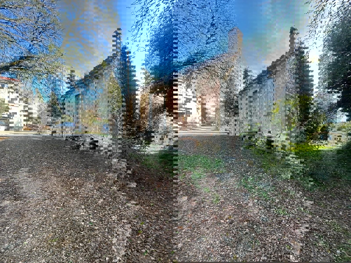 TAR-DUE CASE IN CENTRO CITTÀ DA RISTRUTTURARE COMPLETAMENTE