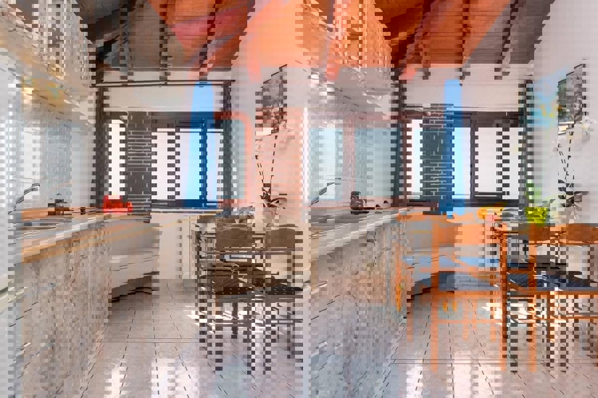 PARENZO DINTORNI - CASA CON APPARTAMENTI IN VENDITA