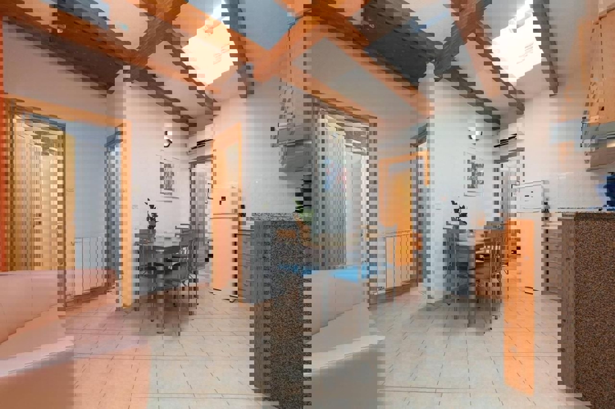 PARENZO DINTORNI - CASA CON APPARTAMENTI IN VENDITA