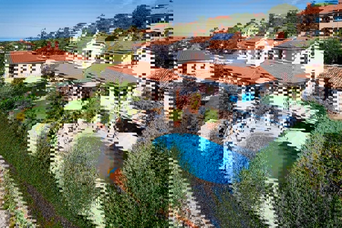 PARENZO DINTORNI - CASA CON APPARTAMENTI IN VENDITA