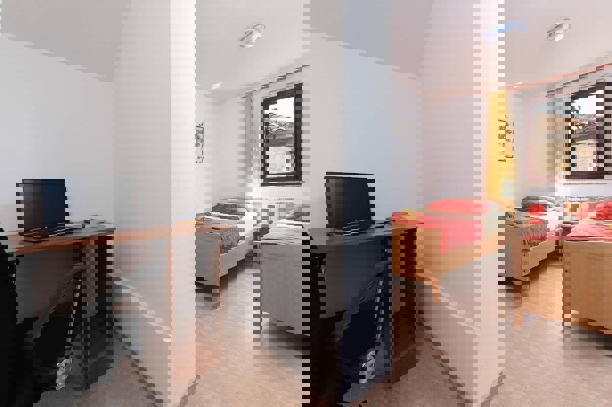 PARENZO DINTORNI - CASA CON APPARTAMENTI IN VENDITA