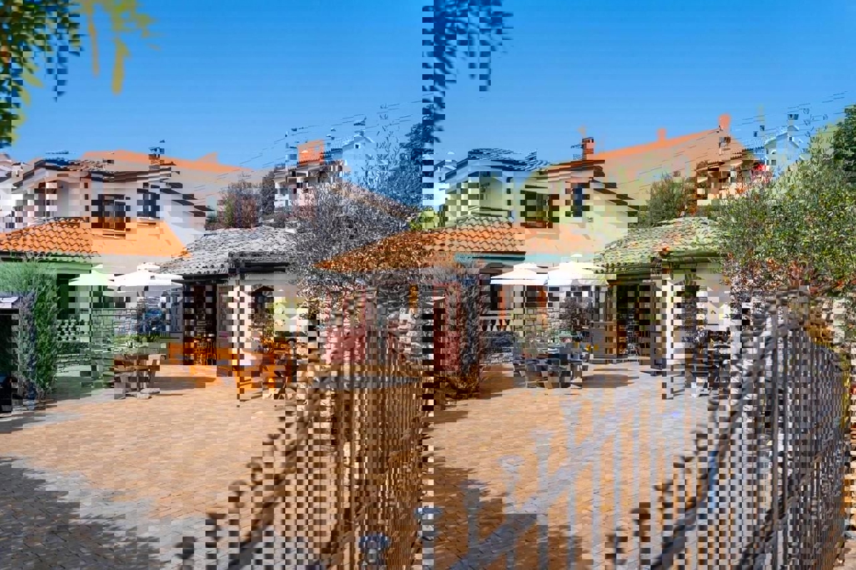 PARENZO DINTORNI - CASA CON APPARTAMENTI IN VENDITA