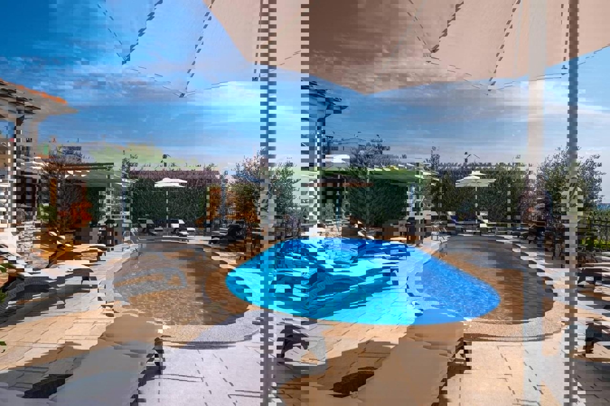 PARENZO DINTORNI - CASA CON APPARTAMENTI IN VENDITA