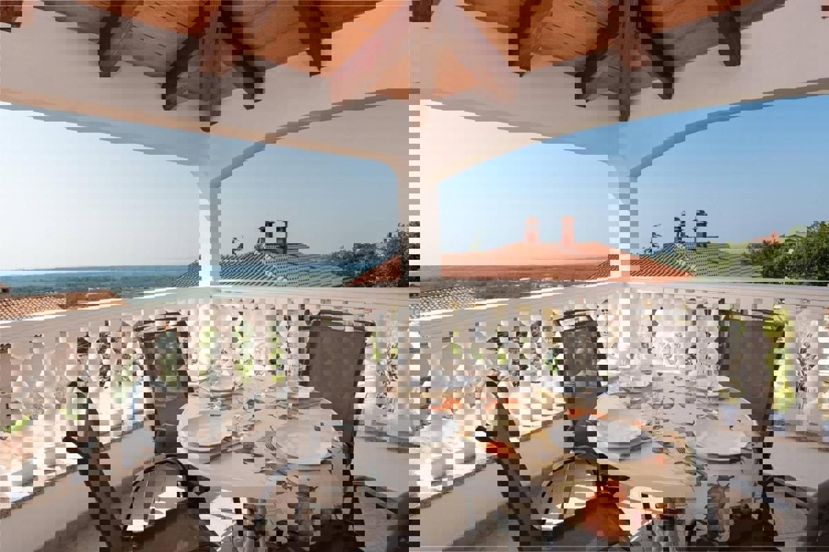 PARENZO DINTORNI - CASA CON APPARTAMENTI IN VENDITA