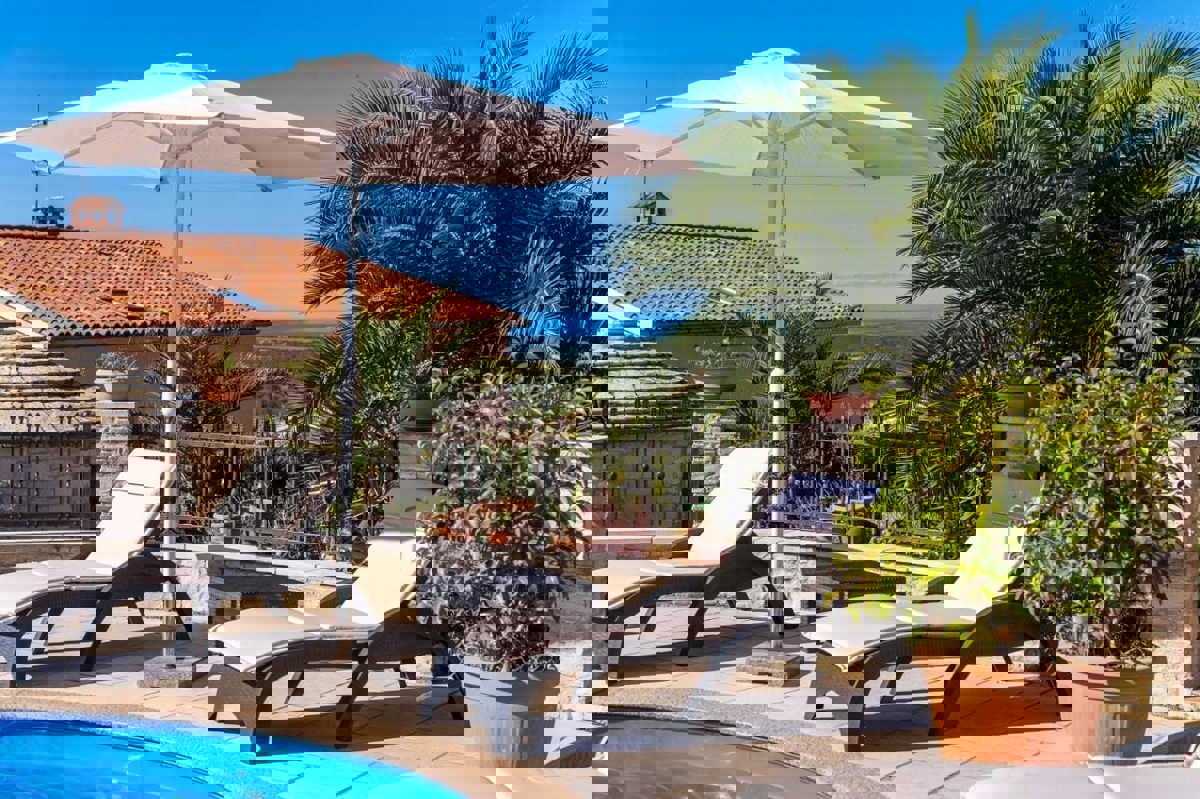 PARENZO DINTORNI - CASA CON APPARTAMENTI IN VENDITA