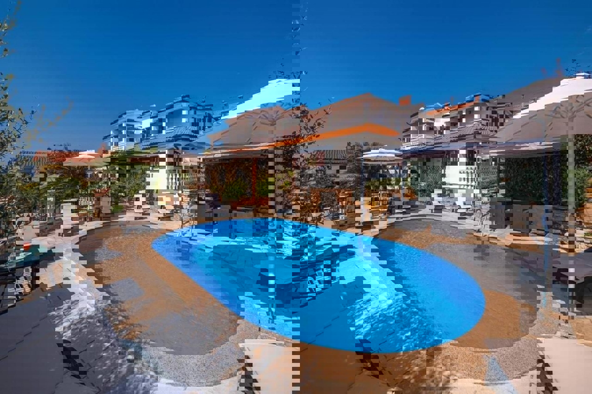 PARENZO DINTORNI - CASA CON APPARTAMENTI IN VENDITA