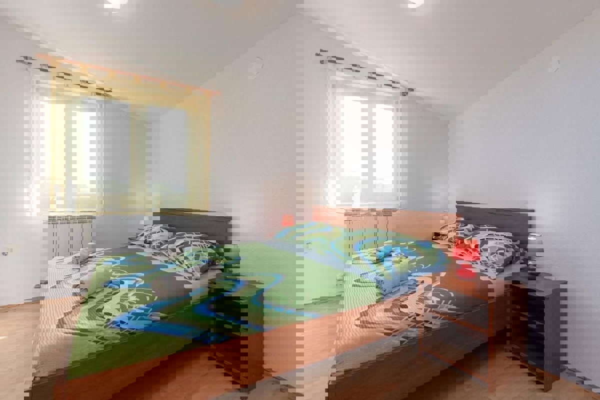 PARENZO DINTORNI - CASA CON APPARTAMENTI IN VENDITA