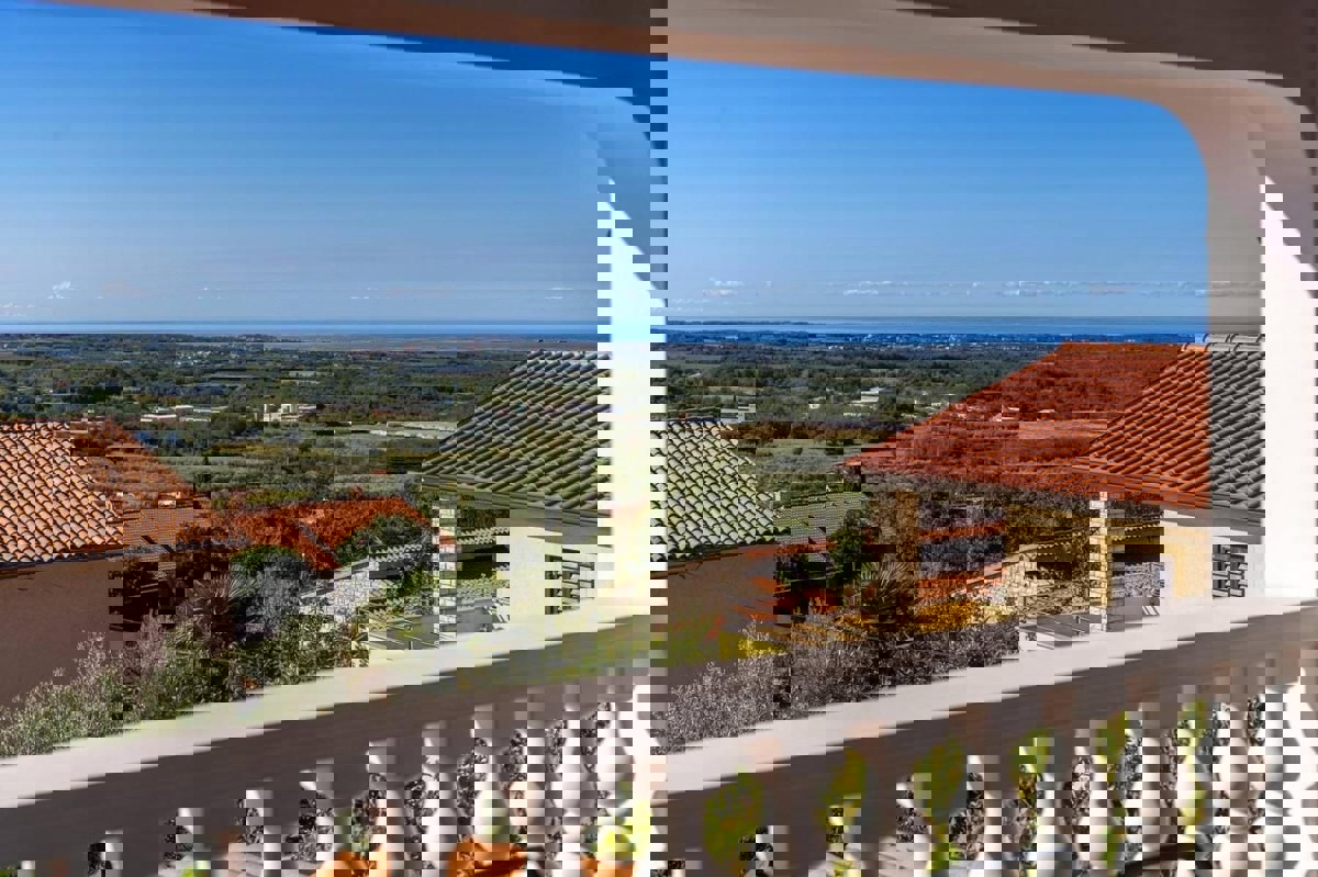 PARENZO DINTORNI - CASA CON APPARTAMENTI IN VENDITA