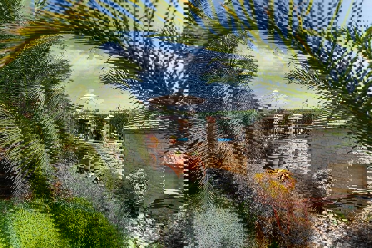 PARENZO DINTORNI - CASA CON APPARTAMENTI IN VENDITA