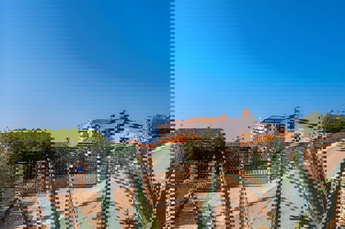 PARENZO DINTORNI - CASA CON APPARTAMENTI IN VENDITA