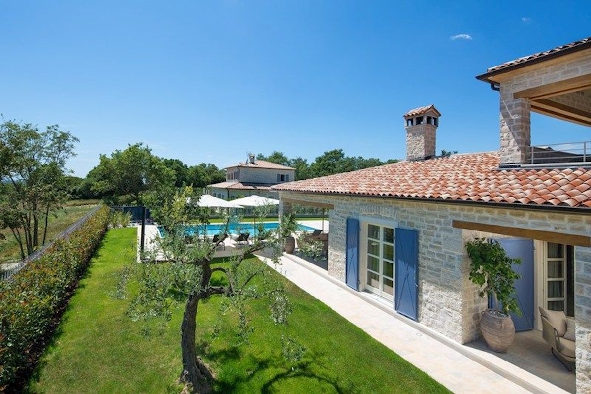 KANFANAR.-VILLA DI LUSSO CON PISCINA E CAMPO DA TENNIS IN VENDITA