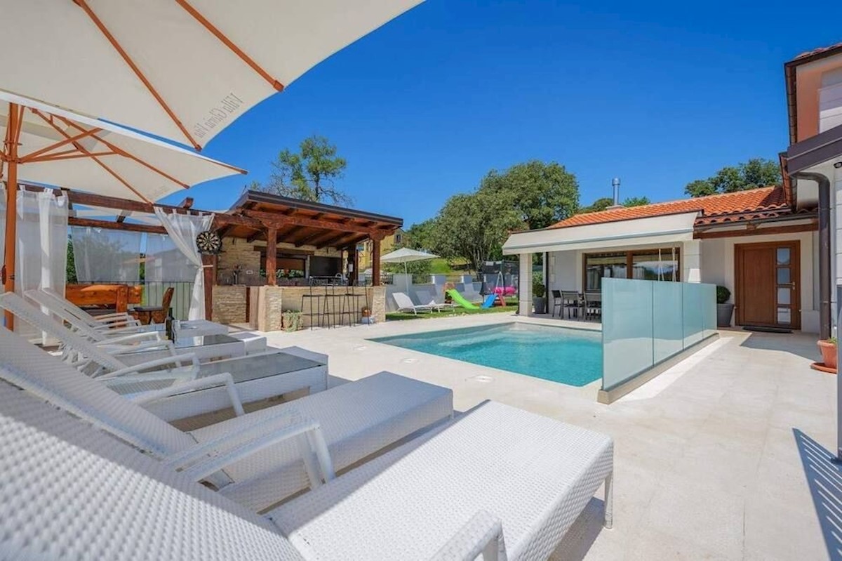 NOVIGRAD-NUOVA VILLA CON PISCINA IN VENDITA