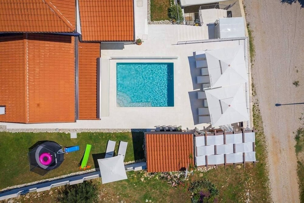 NOVIGRAD-NUOVA VILLA CON PISCINA IN VENDITA