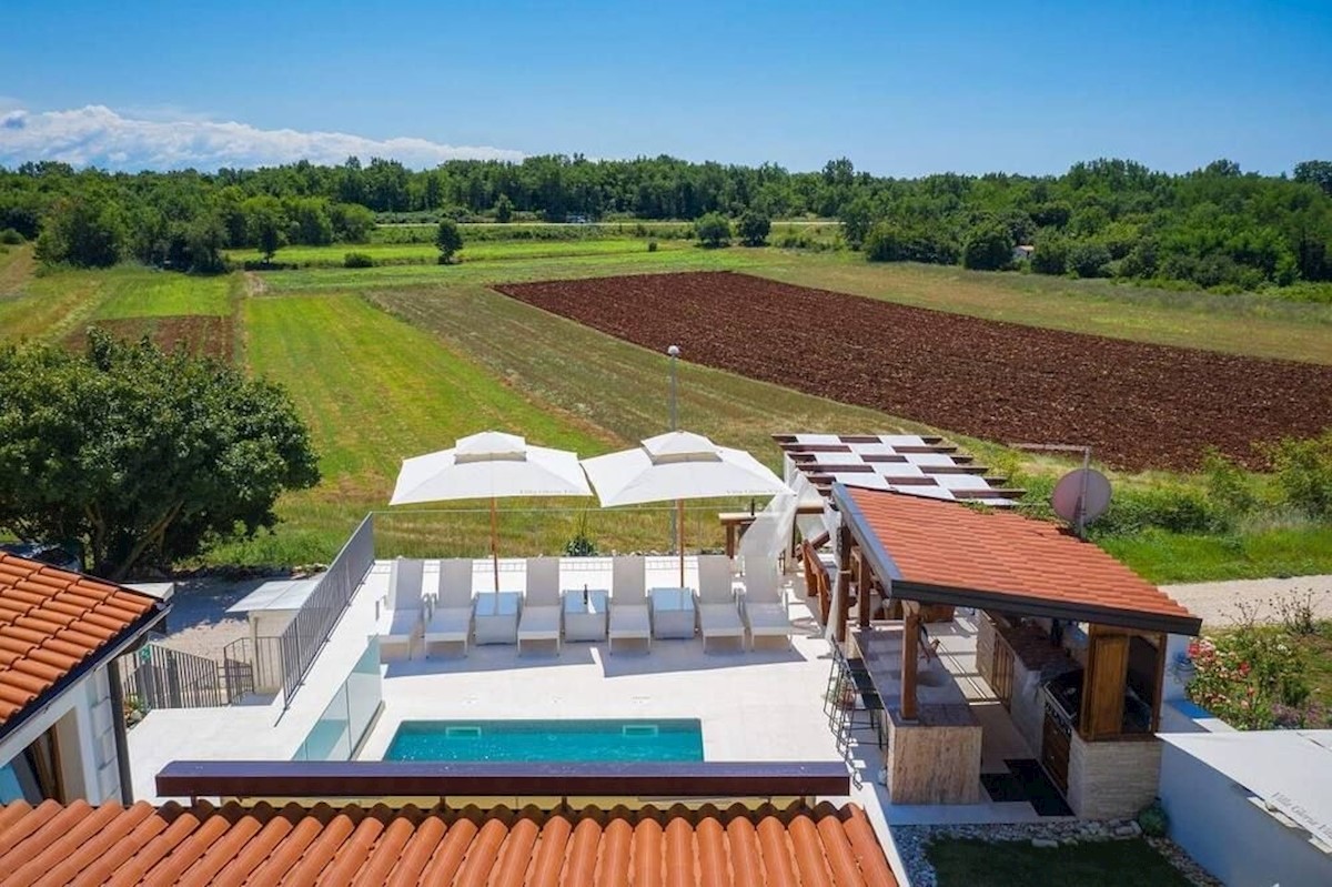 NOVIGRAD-NUOVA VILLA CON PISCINA IN VENDITA