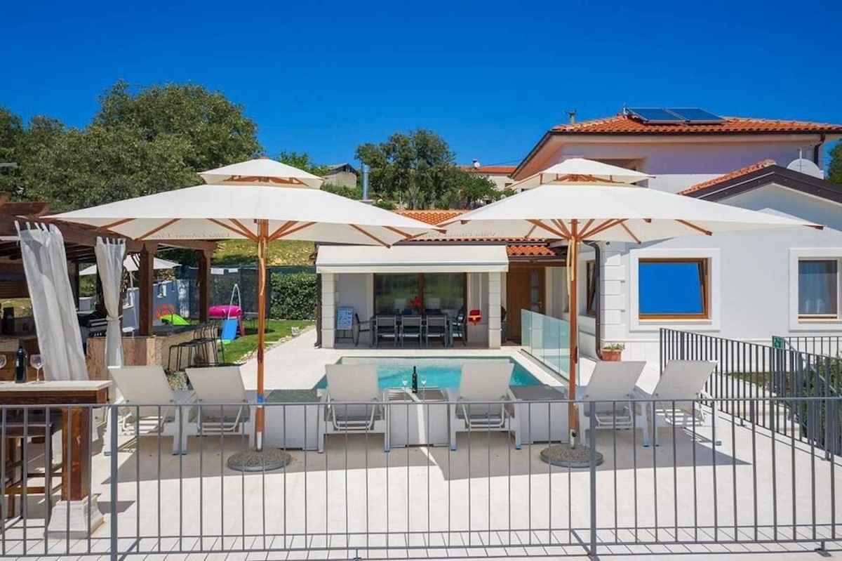 NOVIGRAD-NUOVA VILLA CON PISCINA IN VENDITA