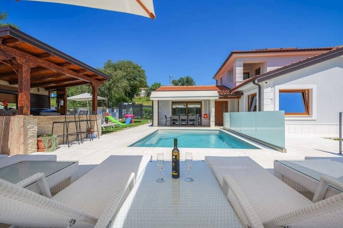 NOVIGRAD-NUOVA VILLA CON PISCINA IN VENDITA