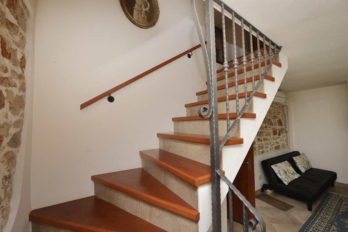 POREČ - STUPENDA CASA IN PIETRA CON AMPIO GIARDINO