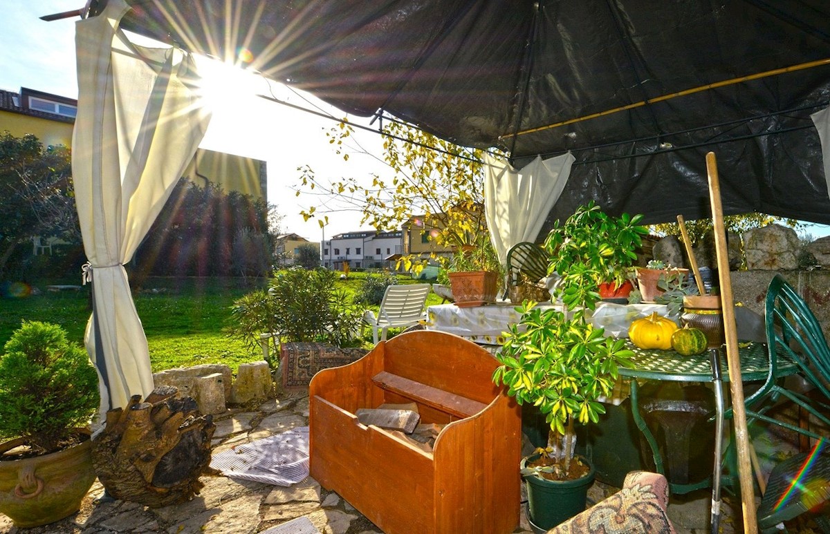 POREČ - STUPENDA CASA IN PIETRA CON AMPIO GIARDINO
