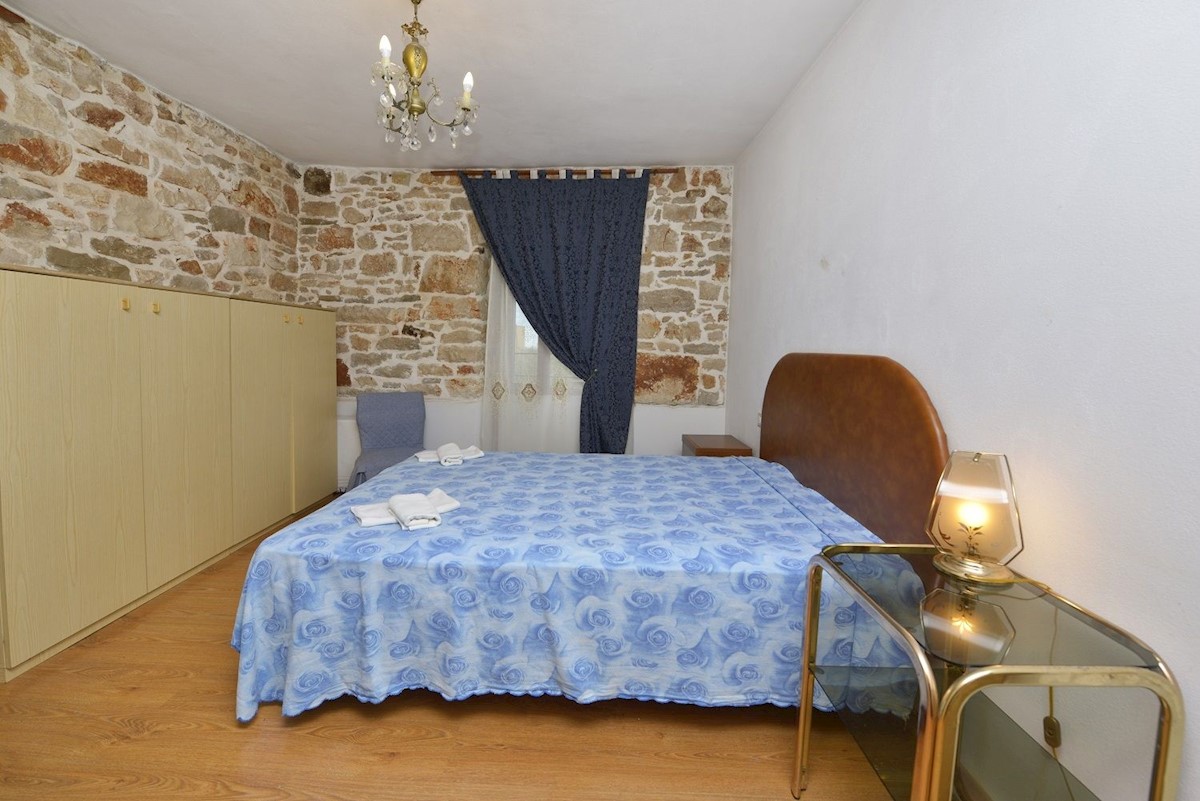 POREČ - STUPENDA CASA IN PIETRA CON AMPIO GIARDINO