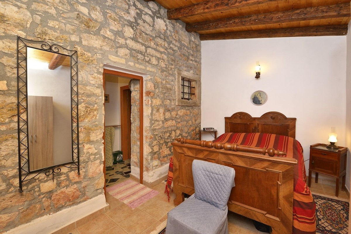POREČ - STUPENDA CASA IN PIETRA CON AMPIO GIARDINO