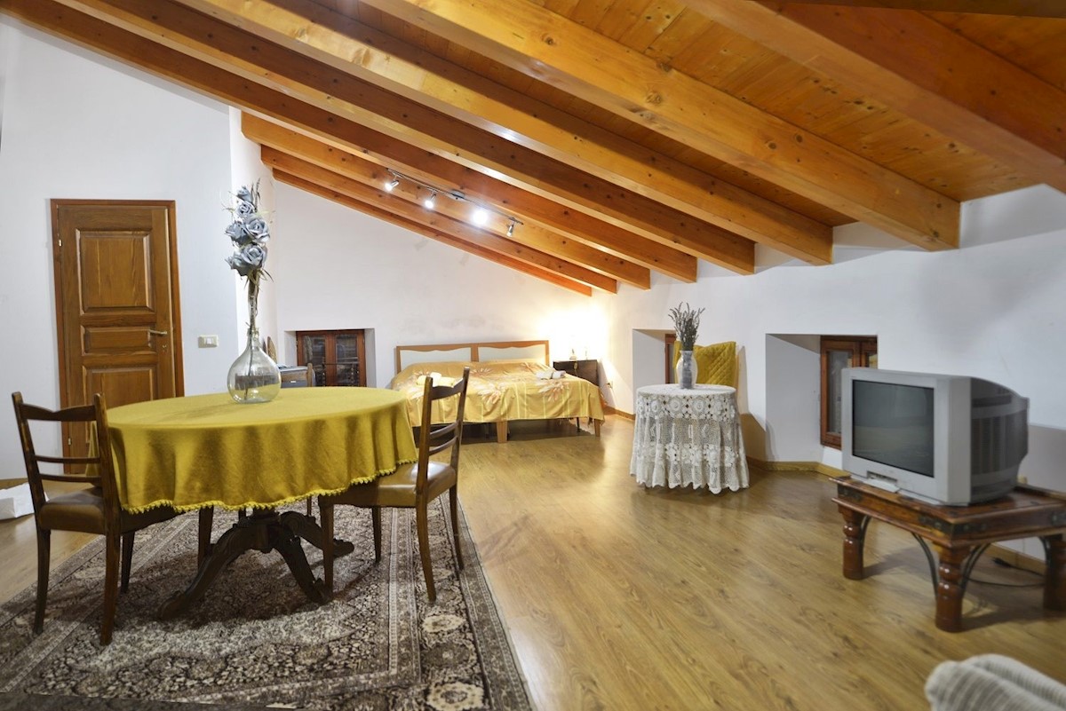 POREČ - STUPENDA CASA IN PIETRA CON AMPIO GIARDINO