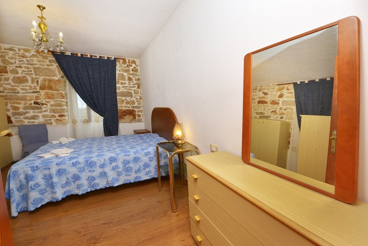 POREČ - STUPENDA CASA IN PIETRA CON AMPIO GIARDINO