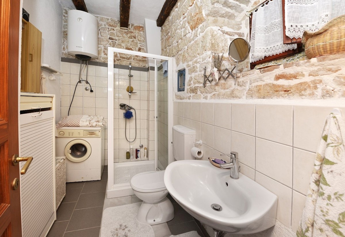 POREČ - STUPENDA CASA IN PIETRA CON AMPIO GIARDINO