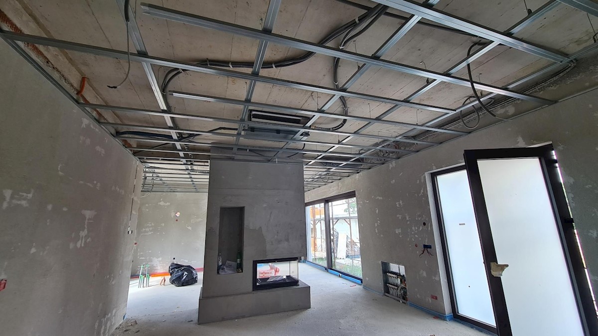 PARENZO-VILLA DI LUSSO CON PISCINA IN COSTRUZIONE