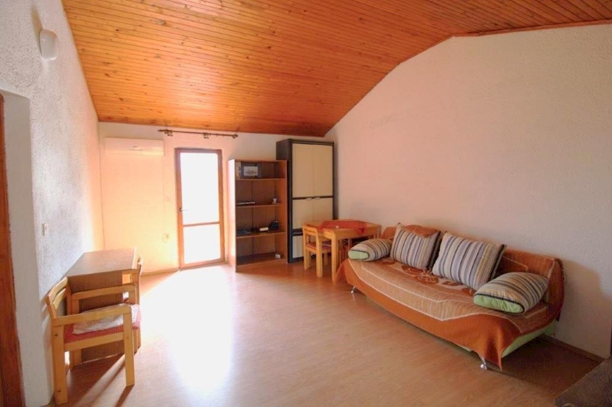 PARENZO-CASA CON 2 APPARTAMENTI IN VENDITA, VISTA SU MONTONA