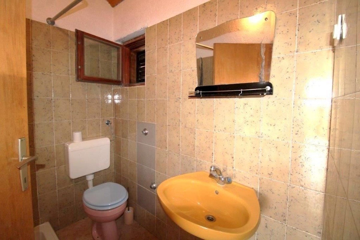 PARENZO-CASA CON 2 APPARTAMENTI IN VENDITA, VISTA SU MONTONA
