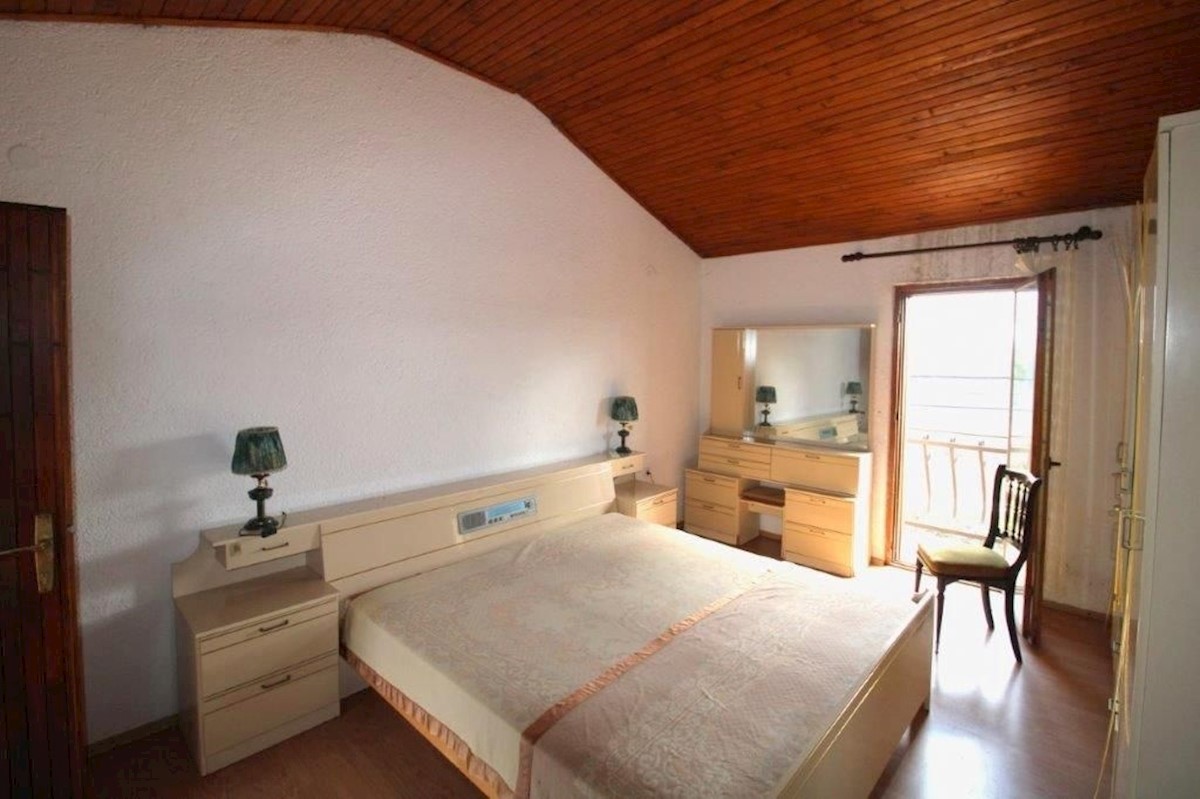 PARENZO-CASA CON 2 APPARTAMENTI IN VENDITA, VISTA SU MONTONA