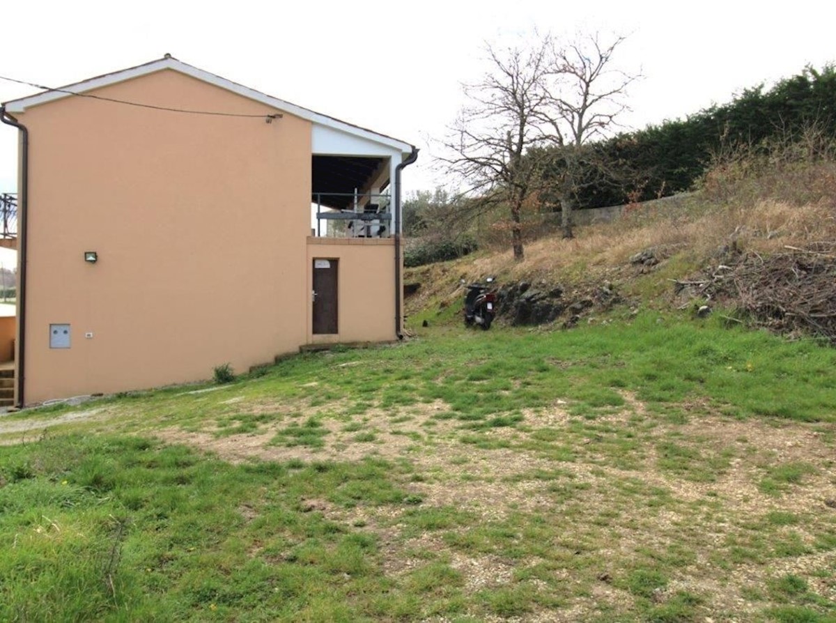PARENZO-CASA CON 2 APPARTAMENTI IN VENDITA, VISTA SU MONTONA