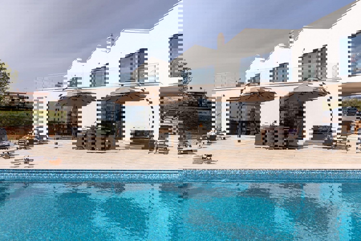 PARENZO-VILLA DI LUSSO SU UN AMPIO GIARDINO