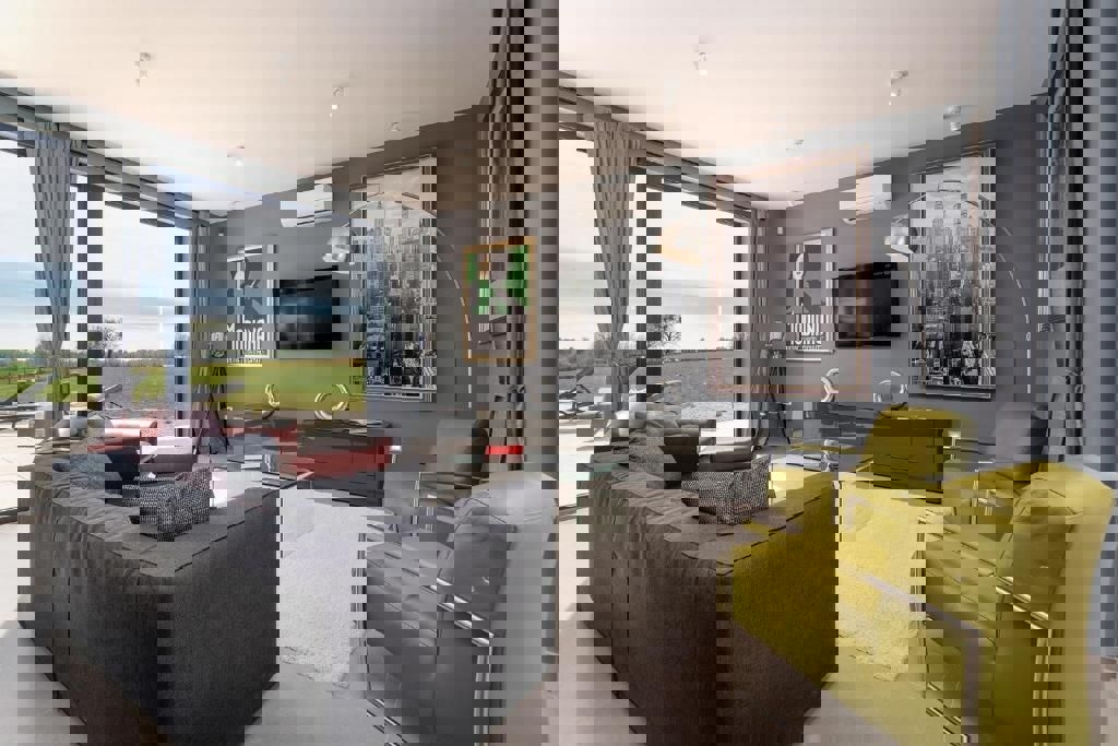 PARENZO-VILLA DI LUSSO SU UN AMPIO GIARDINO