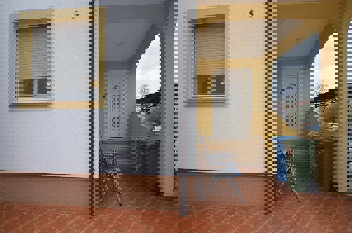 PARENZO 2 km - CASA CON DUE APPARTAMENTI IN VENDITA