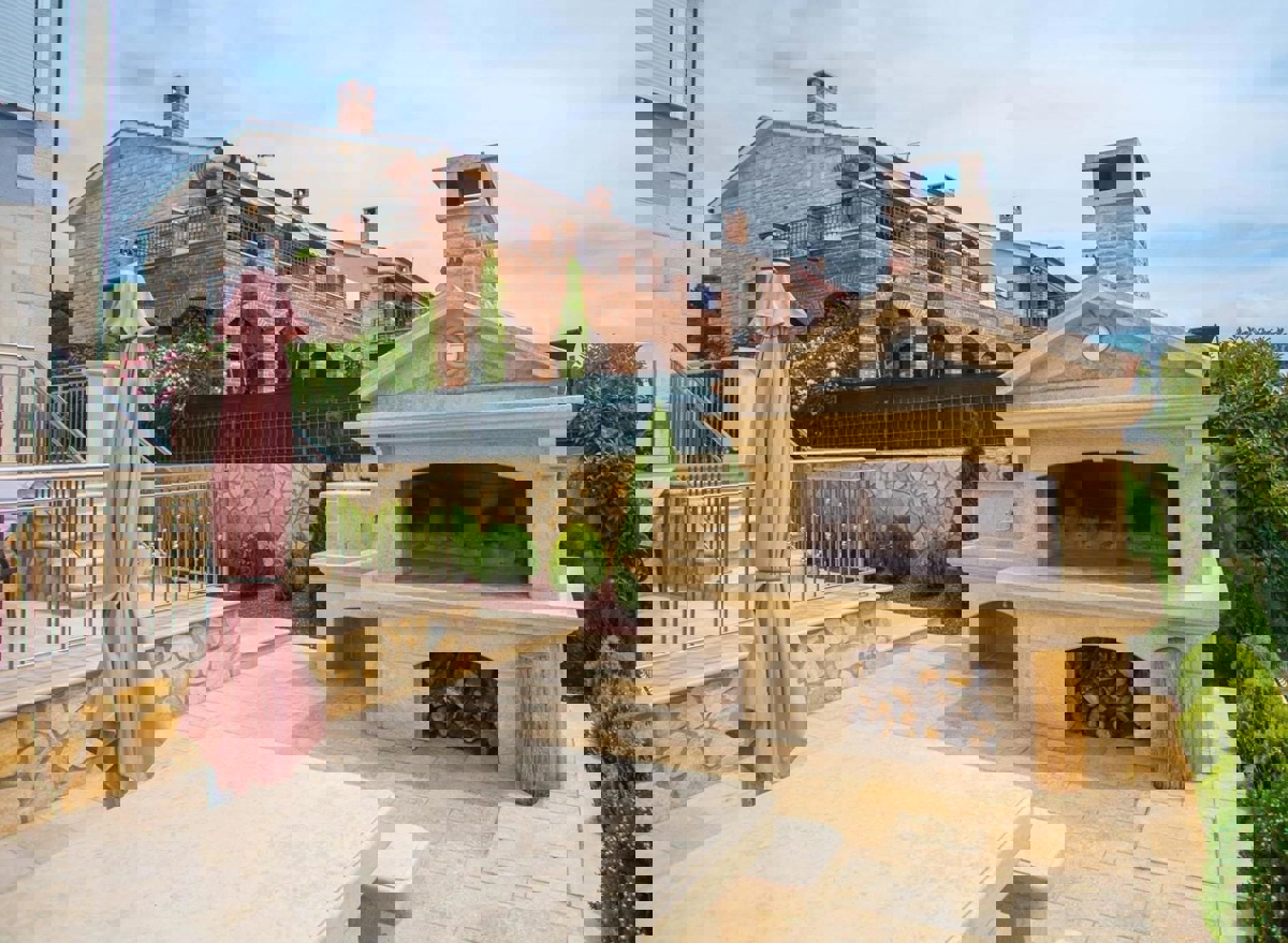 PARENZO - VILLA CON TRE APPARTAMENTI E VISTA PANORAMICA SUL MARE