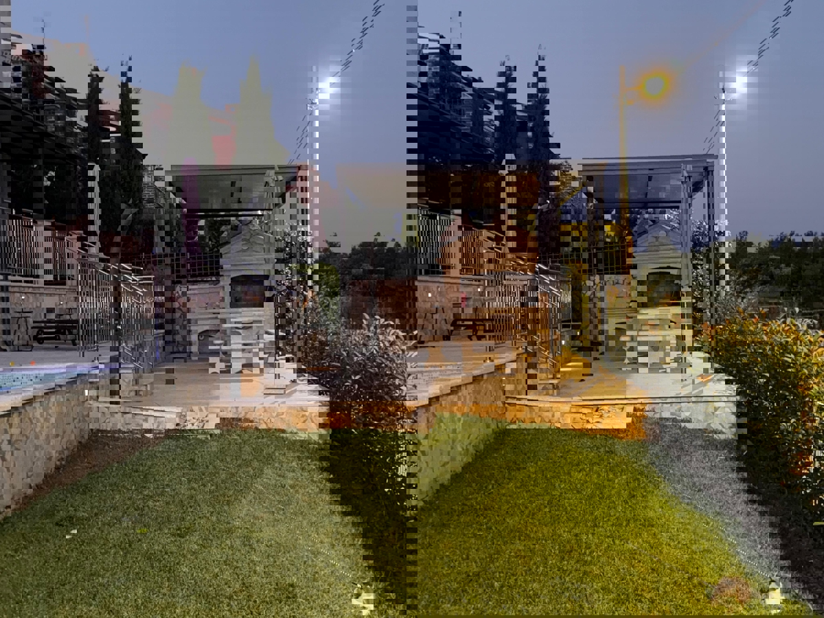 PARENZO - VILLA CON TRE APPARTAMENTI E VISTA PANORAMICA SUL MARE