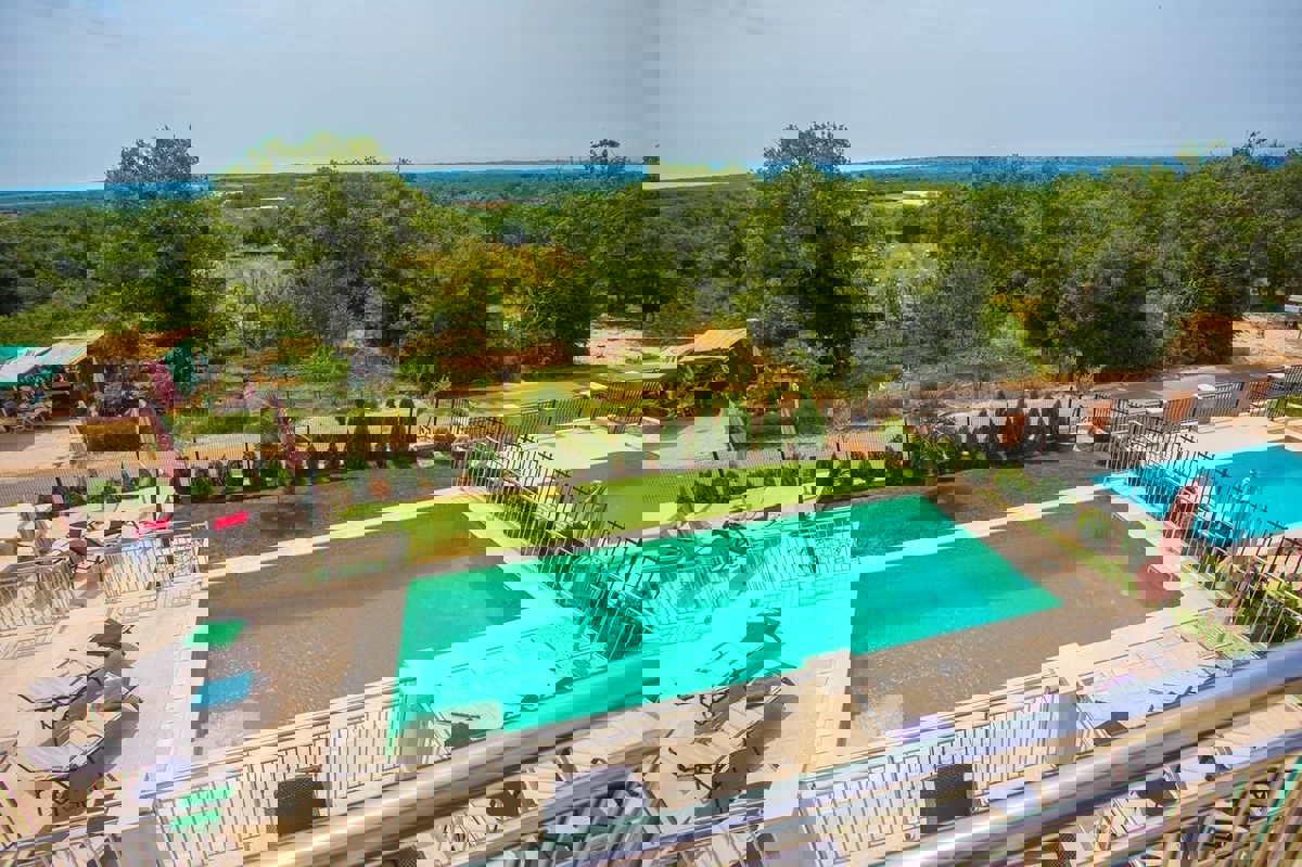 PARENZO - VILLA CON TRE APPARTAMENTI E VISTA PANORAMICA SUL MARE