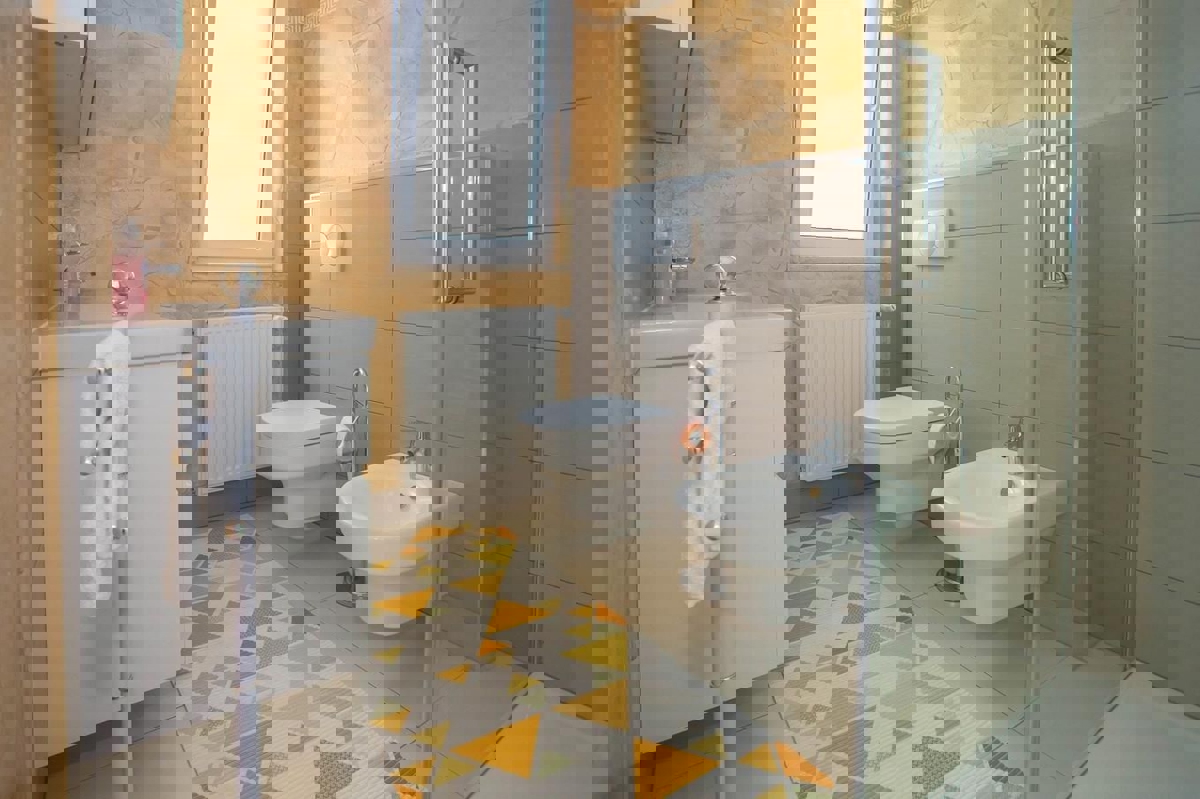 PARENZO - VILLA CON TRE APPARTAMENTI E VISTA PANORAMICA SUL MARE