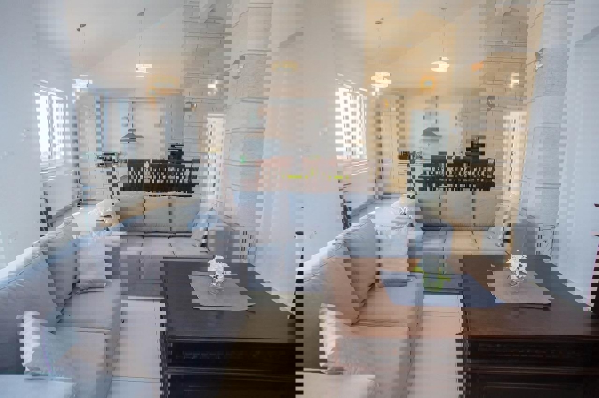 PARENZO - VILLA CON TRE APPARTAMENTI E VISTA PANORAMICA SUL MARE