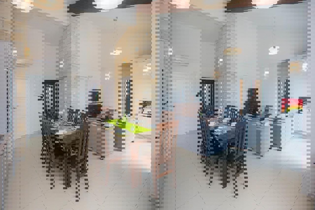 PARENZO - VILLA CON TRE APPARTAMENTI E VISTA PANORAMICA SUL MARE