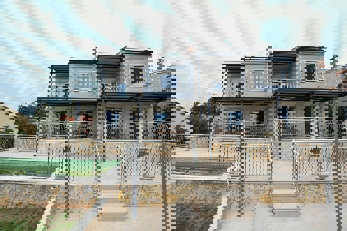 PARENZO - VILLA CON TRE APPARTAMENTI E VISTA PANORAMICA SUL MARE