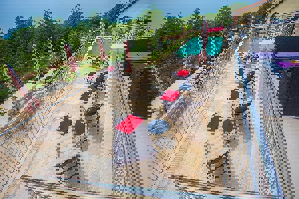 PARENZO - VILLA CON TRE APPARTAMENTI E VISTA PANORAMICA SUL MARE