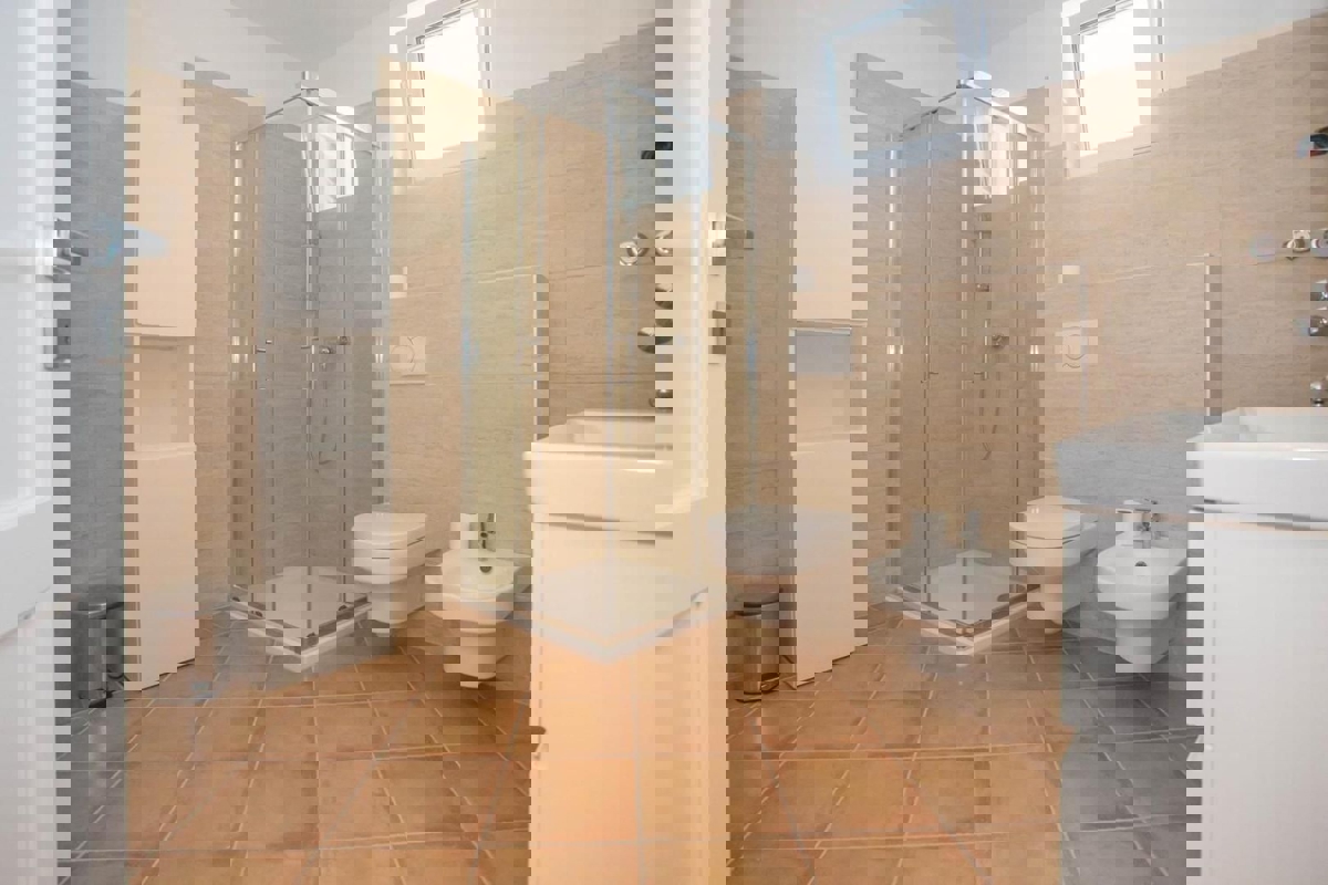 PARENZO - VILLA CON TRE APPARTAMENTI E VISTA PANORAMICA SUL MARE