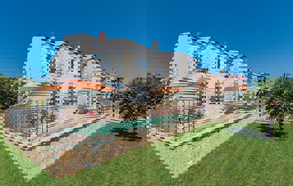 PARENZO - VILLA CON TRE APPARTAMENTI E VISTA PANORAMICA SUL MARE