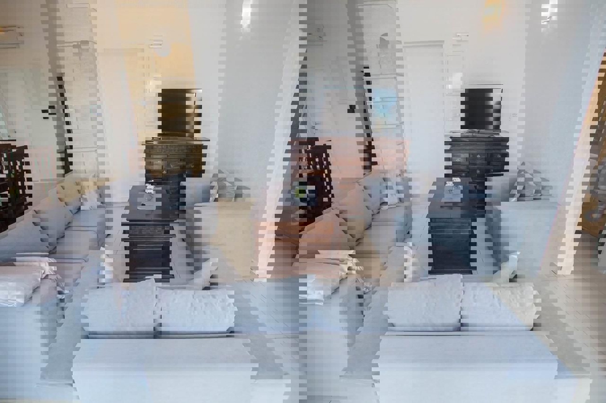 PARENZO - VILLA CON TRE APPARTAMENTI E VISTA PANORAMICA SUL MARE