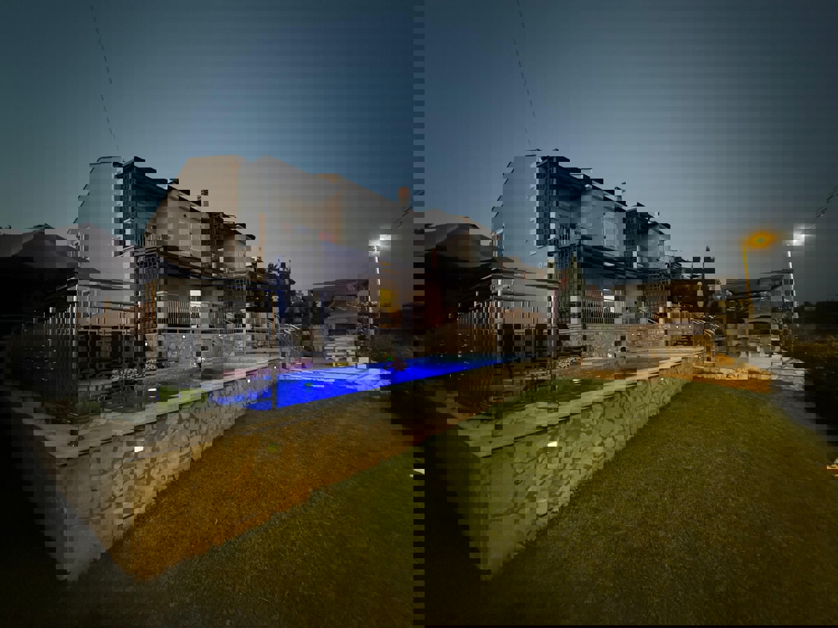 PARENZO - VILLA CON TRE APPARTAMENTI E VISTA PANORAMICA SUL MARE