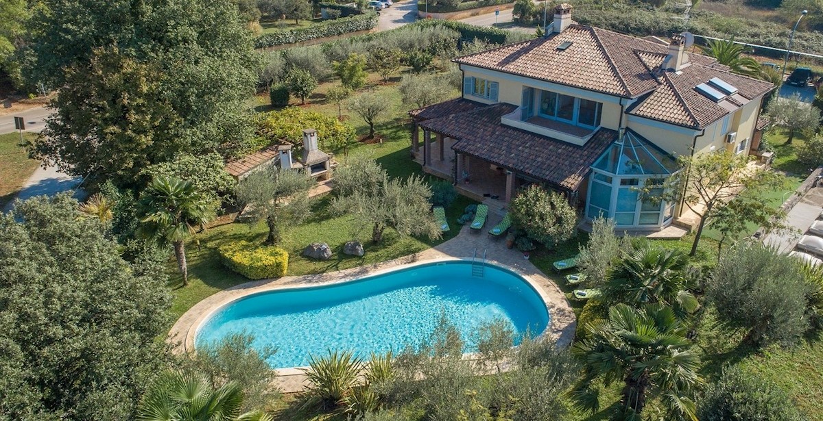 POREČ-VILLA CON PISCINA IN VENDITA, VICINO AL MARE