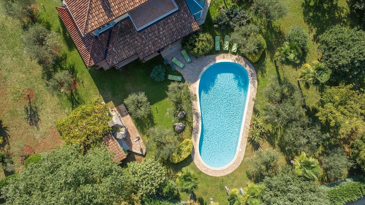 POREČ-VILLA CON PISCINA IN VENDITA, VICINO AL MARE