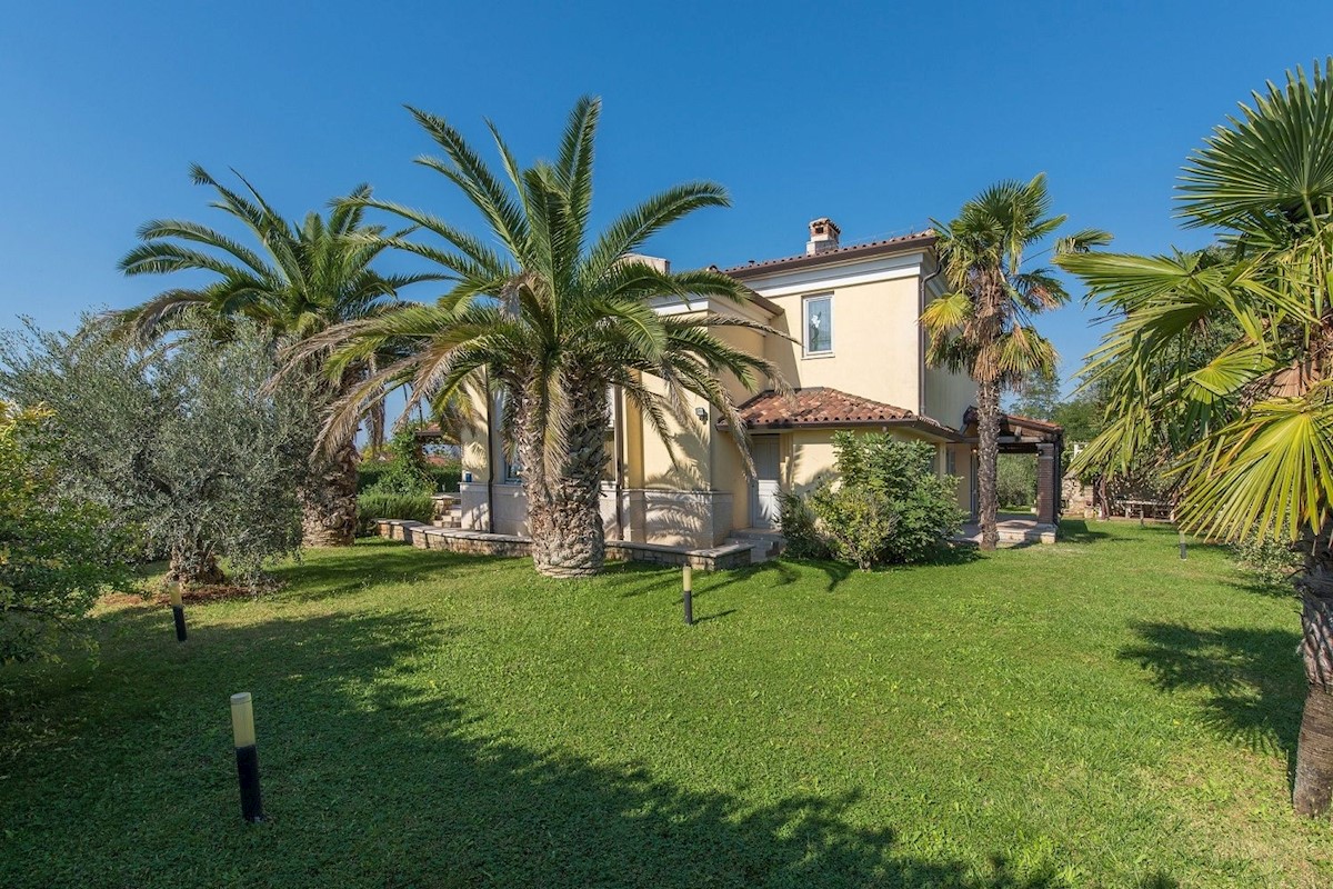 POREČ-VILLA CON PISCINA IN VENDITA, VICINO AL MARE